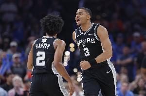 解说:马刺就是这么稳健 球队用极致进攻冲垮火箭防守 - 资讯配图