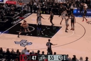 不容易！申京背打科内特 强凿后翻身后仰抛投打进还加罚 - 资讯配图