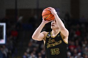 手感不佳!王俊杰上半场出战14分钟6投1中 仅得2分3篮板 - 资讯配图