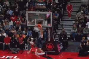 人到球到！弗拉格底线切入接马绍尔抛传空接隔扣沃尔特 - 资讯配图