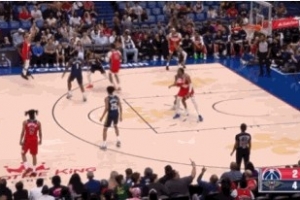 拿手好戏！特雷·杨外线接球不犹豫直接轰进加长三分 - 资讯配图