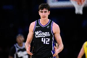 你小子吃饱了吧!42号秀雷诺攻防在线 全场砍26分11板2助3帽 - 资讯配图