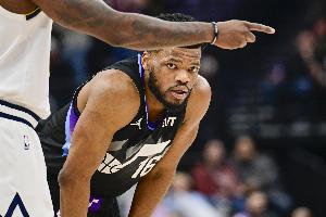 生涯新高！哈克莱斯10中4拿下16分2板6助1断 关键两罚全中 - 资讯配图