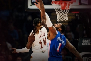 替补奇兵！骑士发布赢球海报：埃利斯抛投瞬间登上封面 - 资讯配图