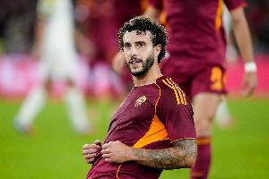 记者：埃尔莫索本周一参加罗马全队合练，苏莱开始回训练场训练 - 资讯配图