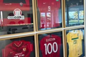 已退役近1年！36岁国足归化艾克森晒自己的国足、广州、海港球衣 - 资讯配图