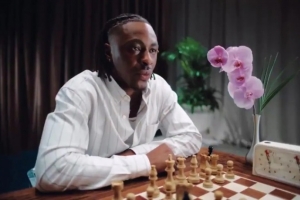 太阳报:埃泽为New Balance拍摄广告,与国际象棋冠军切磋 - 资讯配图