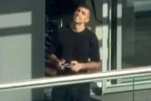 太阳报：罗德里在阳台玩无人机，邻居报警认为隐私被侵犯 - 资讯配图