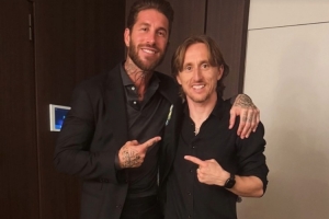 老队友!拉莫斯社媒晒与莫德里奇合照:真正的兄弟,足球的馈赠 - 资讯配图