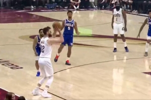 穿针引线！哈登送炮弹直传 迪恩·韦德三分一箭穿心 - 资讯配图