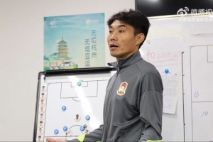 郑智中场喊话：中场附近你们踢得太客气了，要有侵略性上去 - 资讯配图