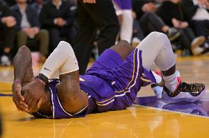 考辛斯：詹姆斯都得关节炎了 这可真是老年人才会有的毛病 - 资讯配图