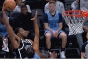 平地起惊雷！戴隆·夏普冲击篮筐 起飞暴力隔扣吕佩尔 - 资讯配图