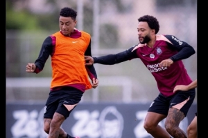 重聚！曼联球迷号社媒晒德佩、林加德在科林蒂安训练照片 - 资讯配图