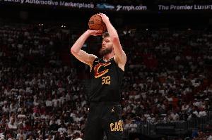 能投能抢!迪恩·韦德9中5拿下 13分10板2助1帽 4前场板 - 资讯配图