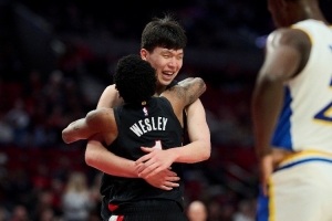 队记：杨瀚森平常机会不多 有韦斯利这样默契的队友能让他更适应 - 资讯配图