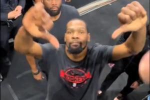 宠粉！杜兰特大笑与马刺粉丝互倒竖大拇指打闹 最后还送出签名 - 资讯配图