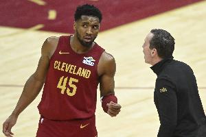 你在玩我？米切尔篮板出界要求挑战 主帅要挑战又被前者阻止 - 资讯配图