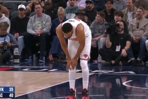 还是有些不舒服！唐斯挡拆顺下大踏步上篮命中 落地后捂着膝盖 - 资讯配图