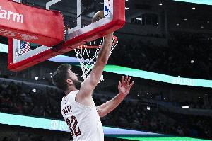 迪恩小阵容打5号位!阿特金森:他足够强壮 能抢板能提供一些护筐 - 资讯配图