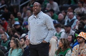 迈克·布朗:我喜欢球队的斗志 我们要想办法保护好球减少失误 - 资讯配图