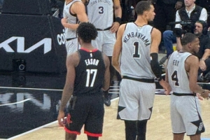 伊森妈妈:我儿子在文班跟前看起来就1米55 被他两个帽扇回非洲了 - 资讯配图