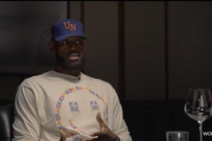 詹姆斯:一到季后赛吹罚尺度突变 你可能需要好几场比赛才能适应 - 资讯配图