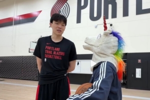 自己一个人来的美国？杨瀚森：还有我爸和翻译 在这边我没亲戚 - 资讯配图