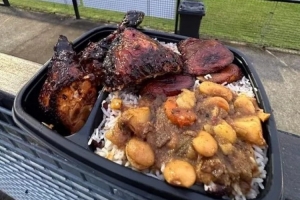 仅售6镑！英格兰低级别球队的球场餐食引热议，球迷：我直接打包 - 资讯配图