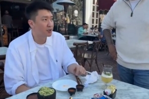 孙悦跟着湖人训练师吃墨西哥菜 享受辣度7的美食 - 资讯配图