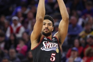 外线不准!格莱姆斯13中6&三分8中2 得到全队最高的17分 - 资讯配图