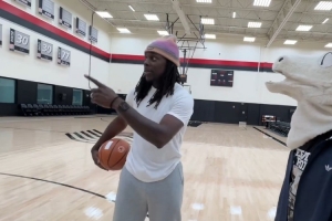 利拉德&霍勒迪：杨瀚森会成为很棒的球员 英语也学得挺好 - 资讯配图