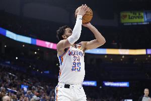 复出状态出色！阿杰伊·米切尔半场12中7砍16分 首节独得10分 - 资讯配图