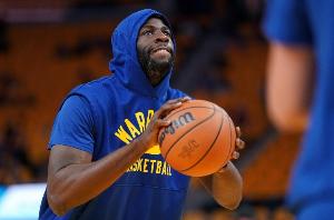 追梦:我的出场时间总被议论 是我主动要求科尔别换上我打断势头 - 资讯配图