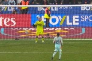 玩砸了！瓦塔拉点球大战踢勺子直接被没收，小蜜蜂不敌西汉姆出局 - 资讯配图