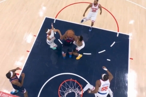 很坚决！伦纳德强攻造杀伤 尼克斯挑战成功改吹前者进攻犯规 - 资讯配图