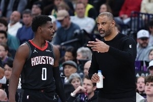 三分投射问题持续困扰火箭！替补奇兵阿隆·霍勒迪或成破局关键 - 资讯配图