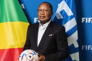 外媒:刚果足协主席因贪污被判终身监禁,妻子和儿子也终身监禁 - 资讯配图