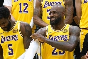 湖人官推晒拍摄全家福花絮照:笑容满面 - 资讯配图