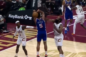 防守也卖力！哈登外线跟防 起飞大帽格莱姆斯 - 资讯配图