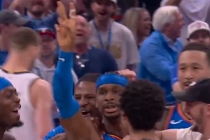 霸气十足!亚历山大绝杀后朝全场单手比二 向世界宣誓自己的号码 - 资讯配图