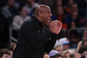 迈克·布朗：满意我们下半场的拼劲 但我们失误给了对手太多机会 - 资讯配图