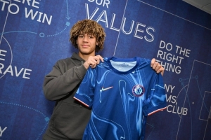 TA:切尔西与18岁埃梅内洛续约5年,他父亲是俱乐部前技术总监 - 资讯配图