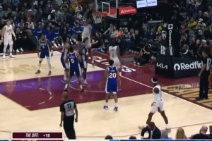 轻松写意！哈登突破到禁区高抛助飞莫布里空接暴扣 - 资讯配图