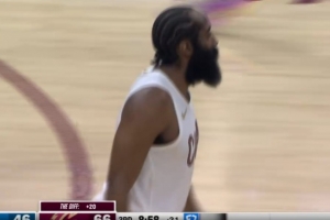 突然发力！哈登外线开火飙中2记三分 连得8分率队领先20分 - 资讯配图