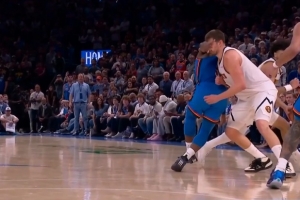 又来？多特追防后手直击约基奇面部 被吹一级恶意犯规 - 资讯配图