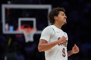 漫不经心！克雷格·波特底线发球送给对手 达伦·特里三分惩戒 - 资讯配图