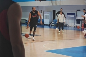 麦基被视为与白边同级别外援 队友评价除了防守他进攻也比白边好 - 资讯配图