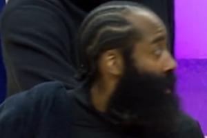 恩比德从后方主动拉住哈登示好:我知道你生气 但我还是要打招呼 - 资讯配图