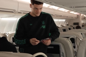 旅途消遣！维尔茨、索博斯洛伊、赫拉芬贝赫飞机上玩UNO - 资讯配图